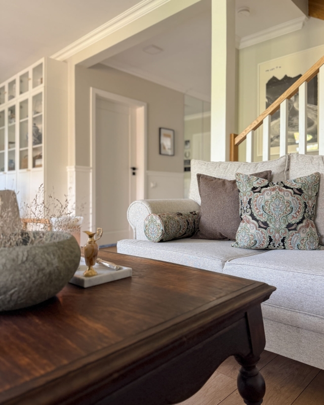 Poduszka z wielokolorowym, ornamentowym wzorem na czarnym tle ZORI - aranżacja