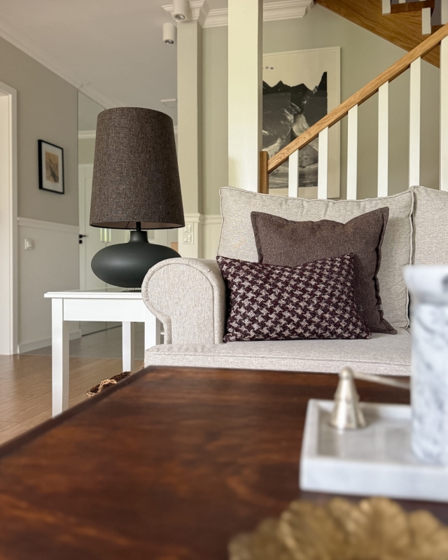 Grafitowa lampa stołowa SAWA CLASSIC z wysokim abażurem stożkowym z brązowej, melanżowej tkaniny - aranżacja.