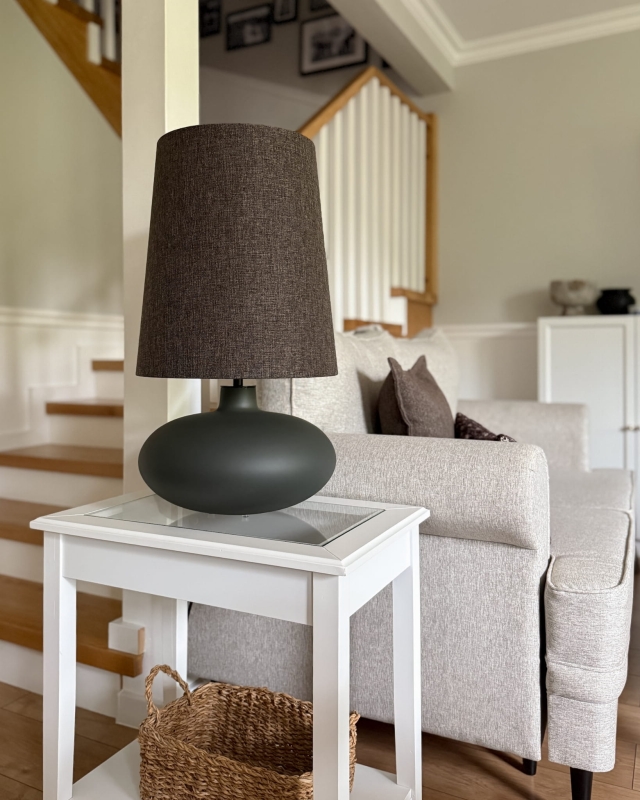 Grafitowa lampa stołowa SAWA CLASSIC z wysokim abażurem stożkowym z brązowej, melanżowej tkaniny - aranżacja.