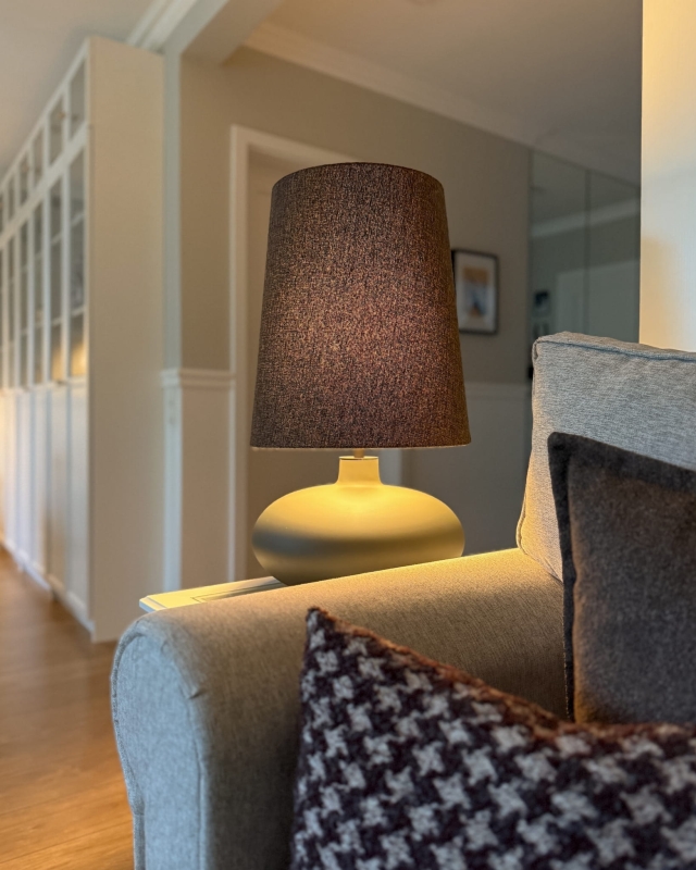 Grafitowa lampa stołowa SAWA CLASSIC z wysokim abażurem stożkowym z brązowej, melanżowej tkaniny - aranżacja.