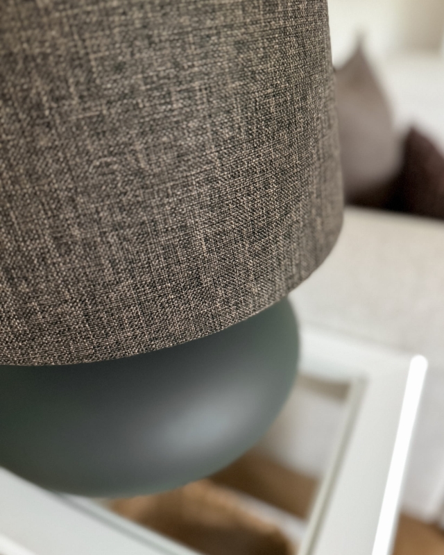Grafitowa lampa stołowa SAWA CLASSIC z wysokim abażurem stożkowym z brązowej, melanżowej tkaniny - detal.