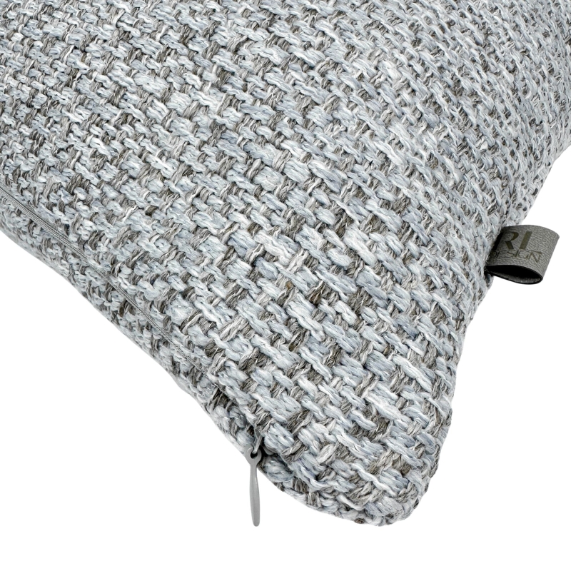 Błękitna poduszka z tkaniny o grubym splocie AZURE - 45x45 cm - detal.