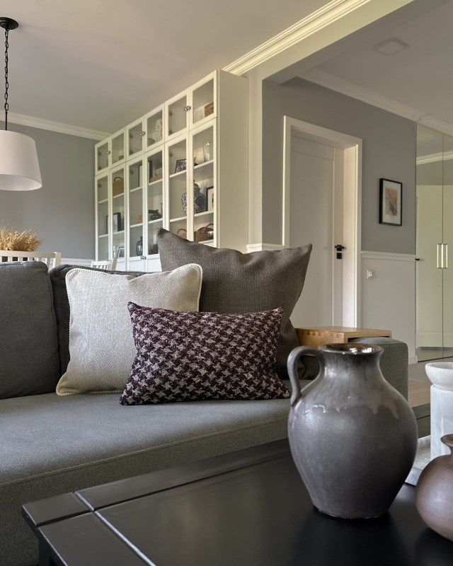 Duża brązowa poduszka pleciona LAS 60x60 cm w aranżacji poduszek na kanapie.