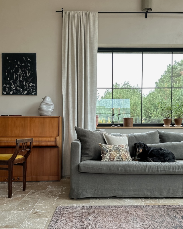 Duża brązowa poduszka pleciona LAS 60x60 cm w aranżacji poduszek na kanapie.