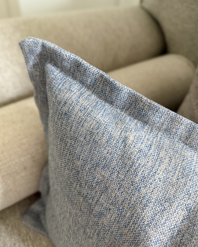 Błękitna poszewka na poduszkę z plecionki z obszyciem LEA 30x45 cm - zbliżenie.