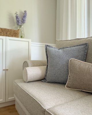 Błękitna poszewka na poduszkę z plecionki z obszyciem LEA 45x45 cm w aranżacji na kanapie