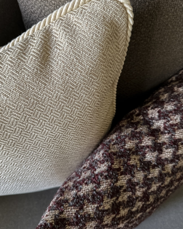 Brązowo-bordowy zestaw poszewek na poduszki No. 4 w aranżacji na kanapie - zbliżenie.