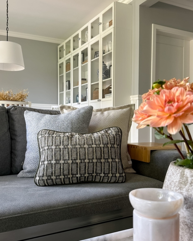 Beżowo-zielony zestaw poduszek na kanapie.