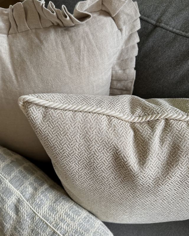 Beżowo-błękitny zestaw trzech poduszek na kanapę No. 30 - detal