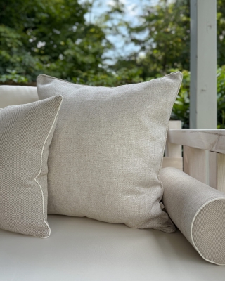 Duża poszewka na poduszkę z plecionej tkaniny SPLOT 60x60 cm w aranżacji na kanapie na tarasie.