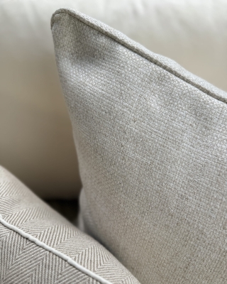 Duża poszewka na poduszkę z plecionej tkaniny SPLOT 60x60 cm - detal.