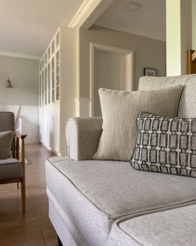 Lniana poszewka na poduszkę w jodełkę 45x45 cm LINEA. Aranżacja w formie lnianej poduszki do salonu.