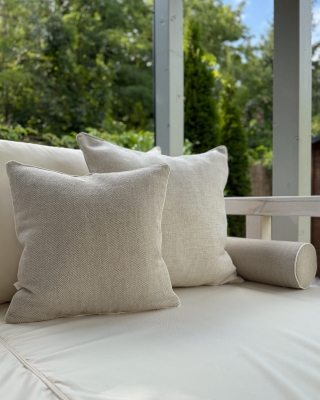 Lniana poszewka na poduszkę w jodełkę 45x45 cm LINEA - aranżacja jako poduszki na kanapę na tarasie.