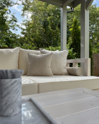 Lniana poszewka na poduszkę w jodełkę 45x45 cm LINEA - aranżacja jako poduszki na kanapę na tarasie.