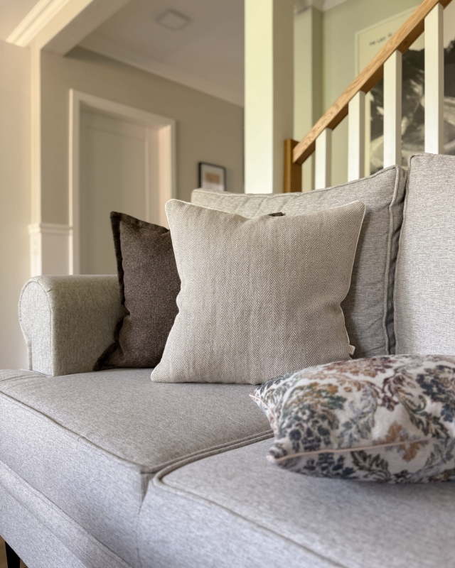 Lniana poszewka na poduszkę w jodełkę 45x45 cm LINEA. Aranżacja w formie lnianej poduszki do salonu.