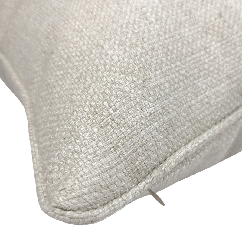 Jasnobeżowa poduszka z plecionki 45x45 cm SPLOT - kryty zamek w dopasowanym kolorze w krawędzi.