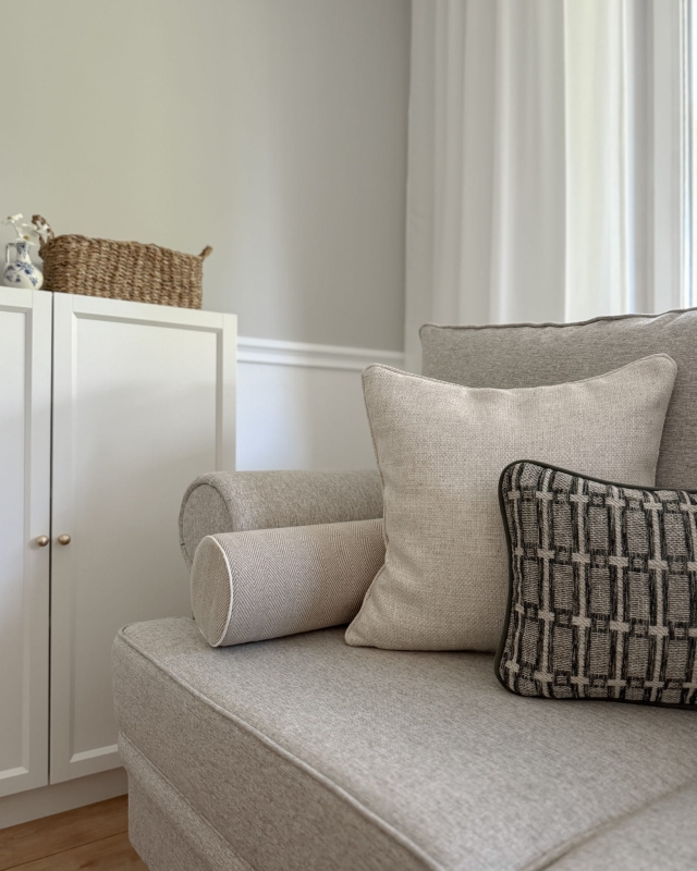 Jasnobeżowa poduszka z plecionki 45x45 cm SPLOT w aranżacji poduszek na kanapę.