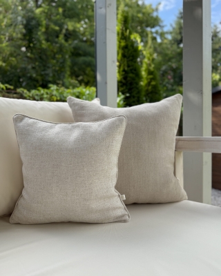 Jasnobeżowa poduszka z plecionki 45x45 cm SPLOT jako poduszka na kanapę na tarasie.