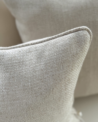 Jasnobeżowa poduszka z plecionki 45x45 cm SPLOT - detal.