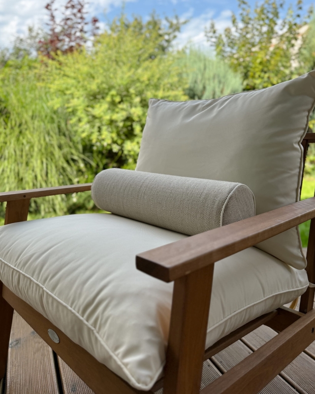 Lniana poduszka wałek w jodełkę LINEA w aranżacji na fotelu.