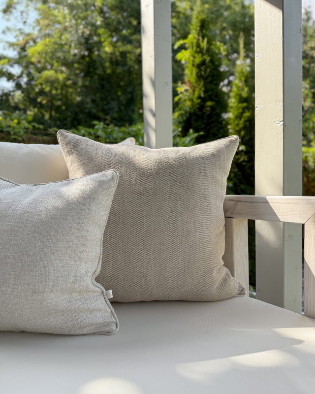 Duża lniana poduszka w jodełkę 60x60 cm LINEA w aranżacji jako poduszki na kanapie na tarasie.