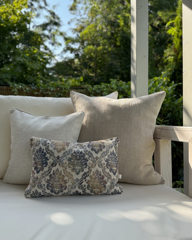 Duża lniana poduszka w jodełkę 60x60 cm LINEA w aranżacji jako poduszki na kanapie na tarasie.