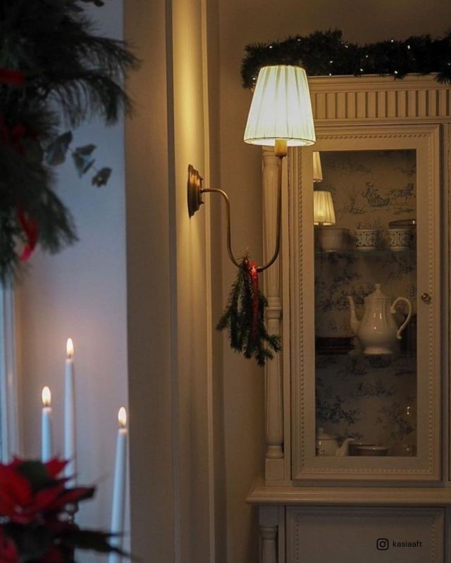 Kinkiet mosiężny z marszczonym abażurem LAW - aranżacja.