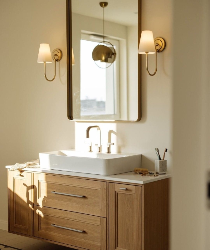 Złoty kinkiet gięty z białym abażurem GLAMOUR - aranżacja we wnętrzu.