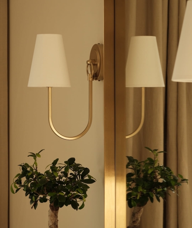 Złoty kinkiet gięty z białym abażurem GLAMOUR - aranżacja we wnętrzu.