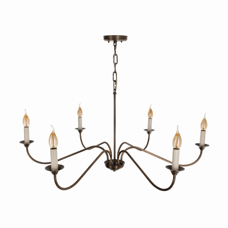 Elegancki mosiężny żyrandol postarzany POSH z oprawkami w kształcie świec.