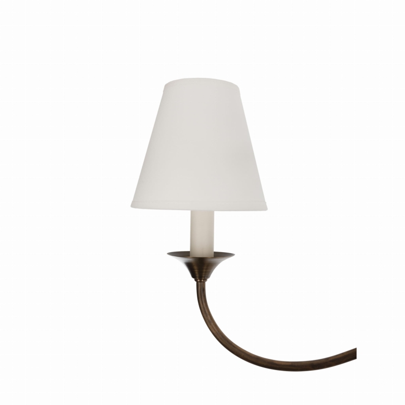 Elegancki mosiężny żyrandol postarzany z białymi abażurami POSH - abażur w odcieniu złamanej bieli.