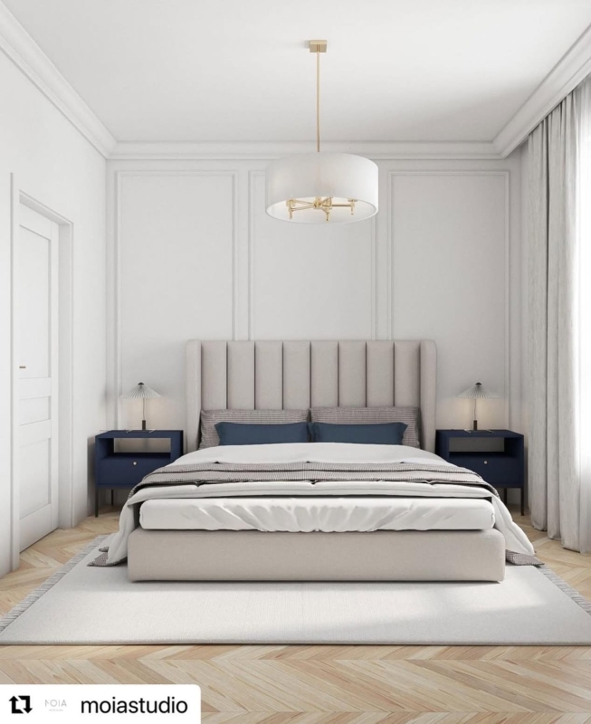 Elegancka mosiężna lampa wisząca z białym abażurem w kształcie walca ABBANO - aranżacja w sypialni.