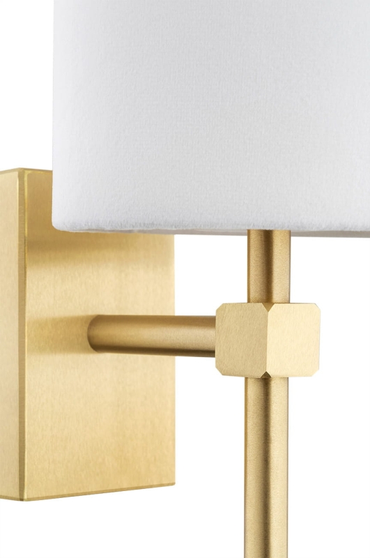 Mosiężny kinkiet z białym abażurem welurowym w kształcie tuby ABRUZZO - detal konstrukcji.