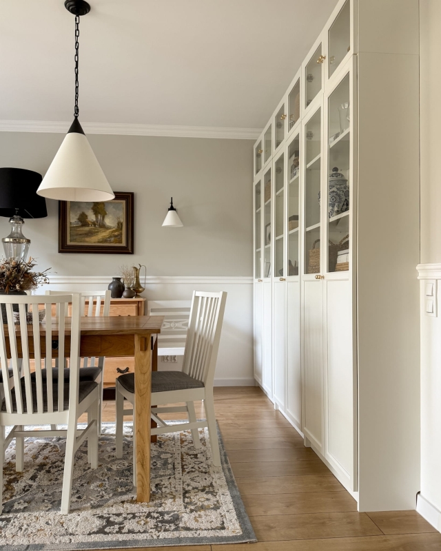 Czarna lampa wisząca z łańcuchem z białym stożkowym abażurem w odcieniu złamanej bieli TIARA BLACK jako lampa wisząca nad stół w salonie.