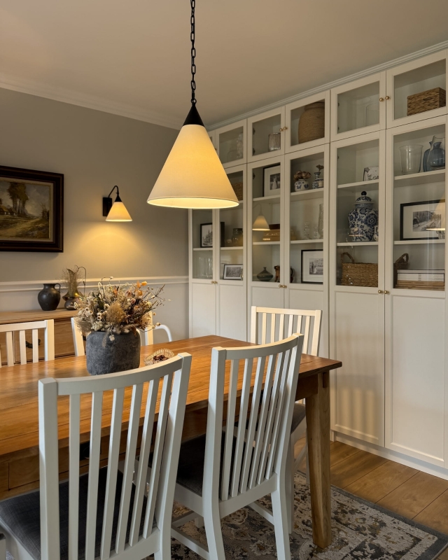 Czarna lampa wisząca z łańcuchem z białym stożkowym abażurem w odcieniu złamanej bieli TIARA BLACK jako lampa wisząca nad stół w salonie.