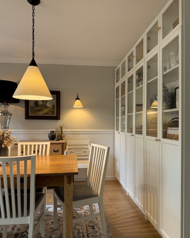 Czarna lampa wisząca z łańcuchem z białym stożkowym abażurem w odcieniu złamanej bieli TIARA BLACK jako lampa wisząca nad stół w salonie.