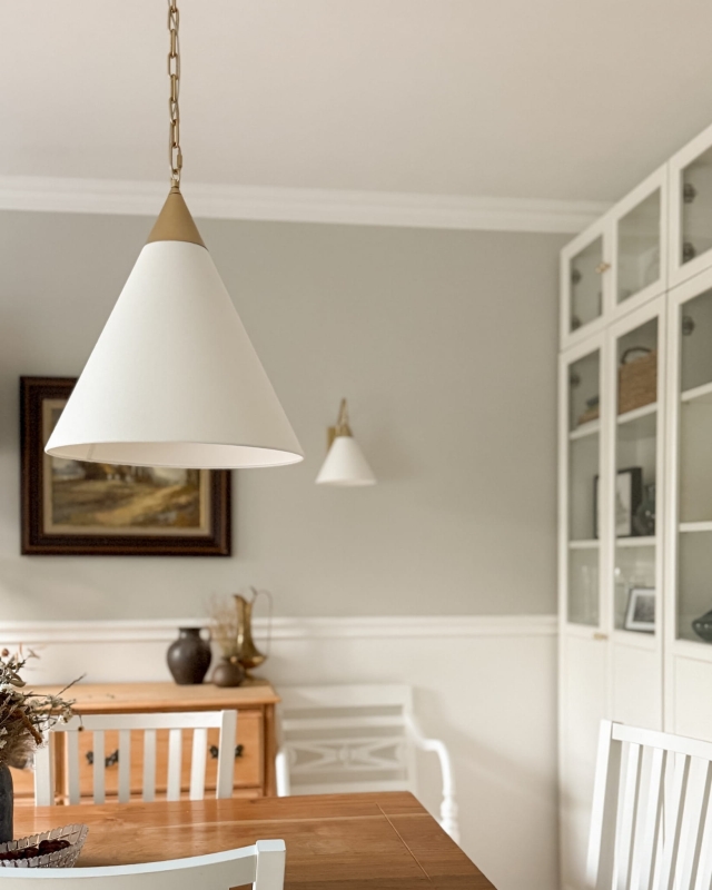 Złota lampa wisząca na łańcuchu z białym abażurem w odcieniu złamanej bieli TIARA GOLD biały w aranżacji jako lampa nad stół w jadalni.