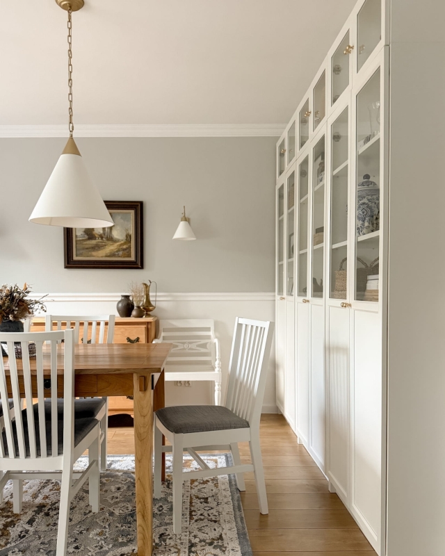 Złota lampa wisząca na łańcuchu z białym abażurem off-white TIARA GOLD biały w aranżacji jako lampa nad stół w jadalni.