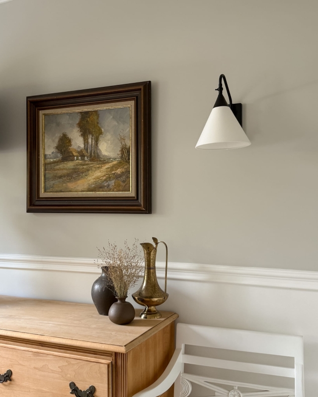 Regulowany czarny kinkiet z abażurem w odcieniu złamanej bieli TIARA BLACK biały w aranżacji w salonie.