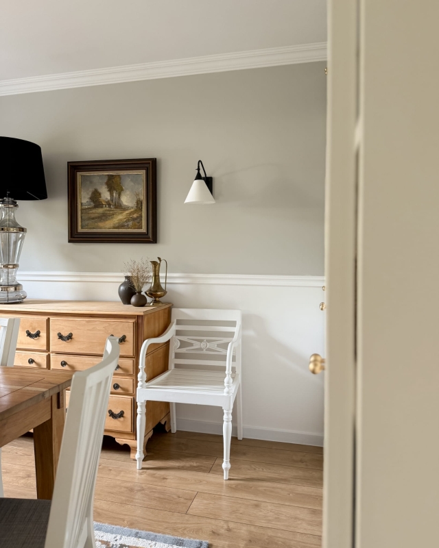 Regulowany czarny kinkiet z abażurem w odcieniu złamanej bieli TIARA BLACK biały w aranżacji w salonie.