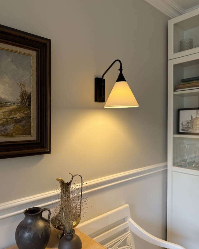 Regulowany czarny kinkiet z abażurem w odcieniu złamanej bieli TIARA BLACK biały w aranżacji w salonie.