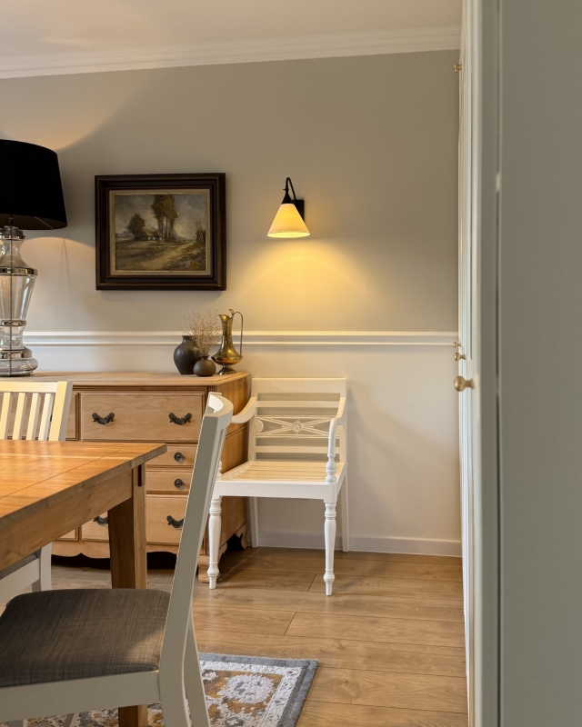 Regulowany czarny kinkiet z abażurem w odcieniu złamanej bieli TIARA BLACK biały w aranżacji w salonie.