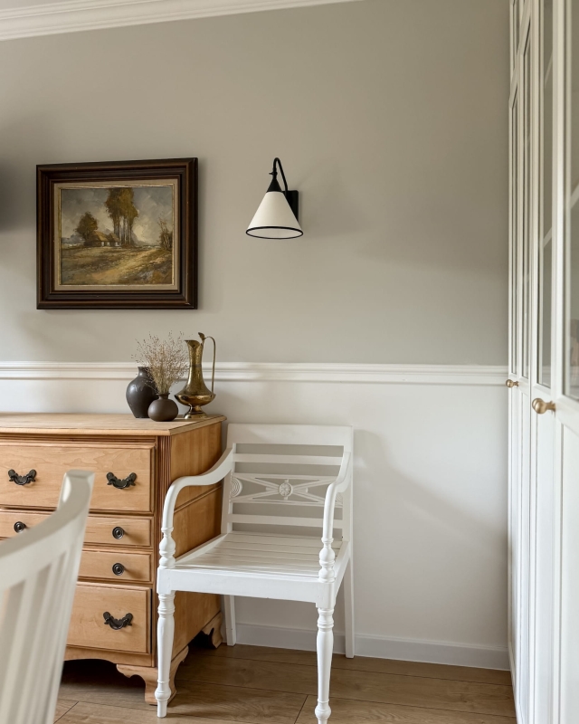 Regulowany czarny kinkiet z biało-czarnym abażurem TIARA BLACK w aranżacji w salonie.