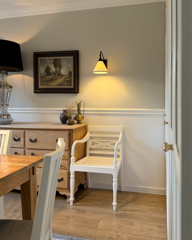 Regulowany czarny kinkiet z biało-czarnym abażurem TIARA BLACK w aranżacji w salonie.