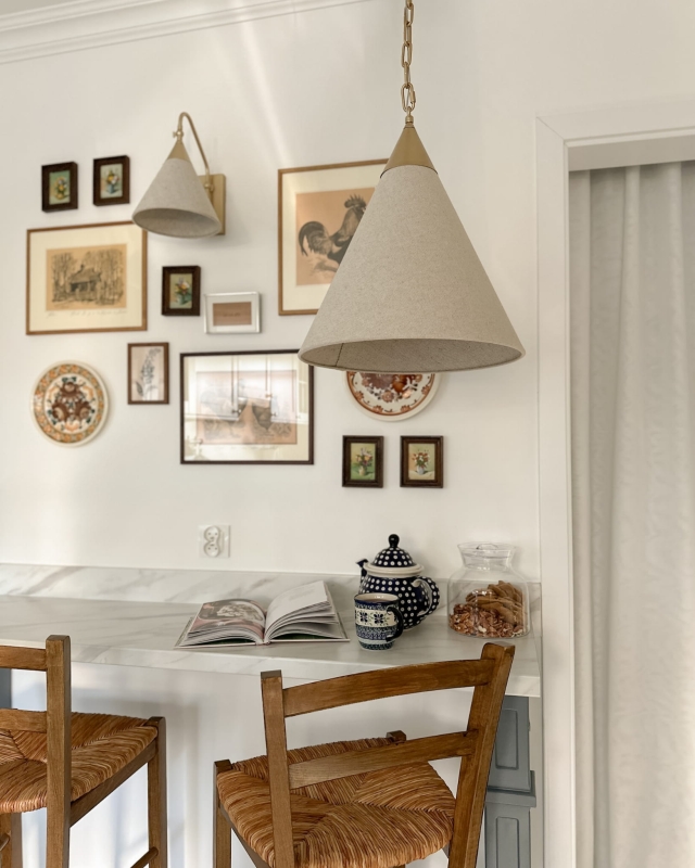 Stożkowa złota lampa wisząca na łańcuchu z lnianym abażurem TIARA GOLD w aranżacji jako lampa nad blat kuchenny.