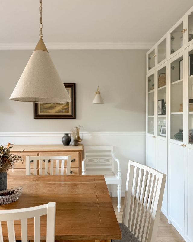 Stożkowa złota lampa wisząca na łańcuchu z lnianym abażurem TIARA GOLD w aranżacji w salonie.