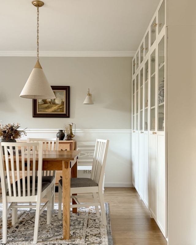 Stożkowa złota lampa wisząca na łańcuchu z lnianym abażurem TIARA GOLD w aranżacji w salonie.