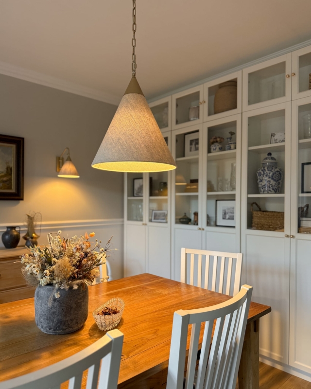 Stożkowa złota lampa wisząca na łańcuchu z lnianym abażurem TIARA GOLD w aranżacji w salonie.