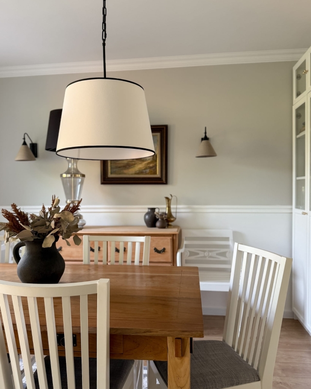 Biało-czarna lampa wisząca na łańcuchu ze stożkowym abażurem SILIA BLACK I w aranżacji w salonie.