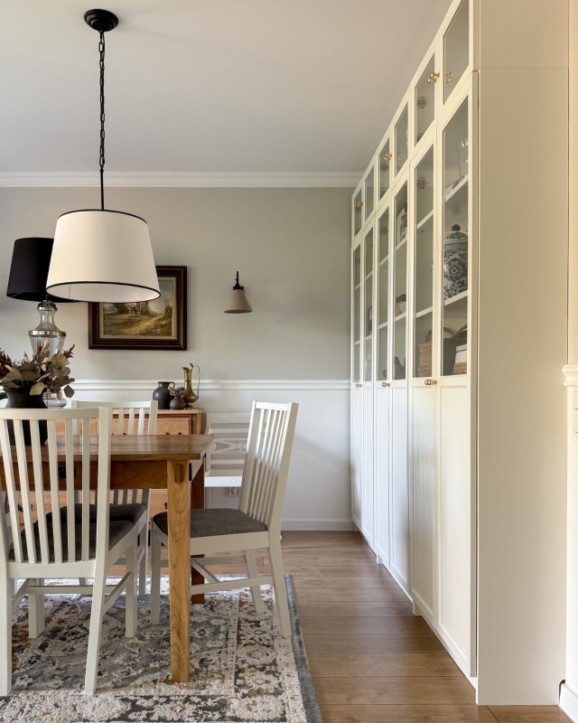 Biało-czarna lampa wisząca na łańcuchu ze stożkowym abażurem SILIA BLACK I w aranżacji w salonie.